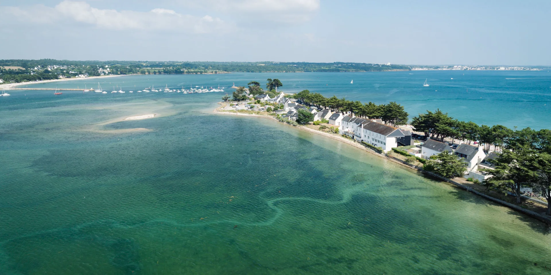 Plage du Cap Coz Fouesnant - vue panoramique sur la baie de la Forêt en été