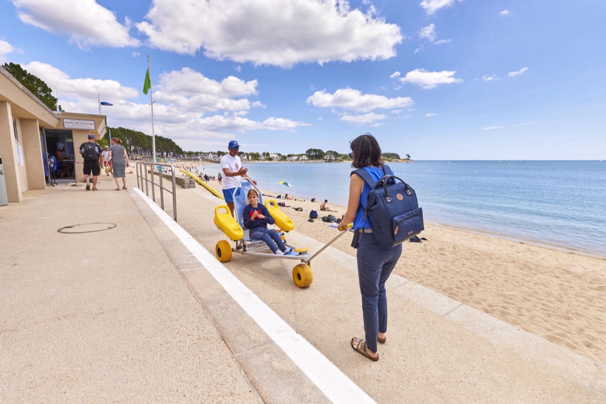 Front de mer Bénodet - promenade restaurants et plage en été
