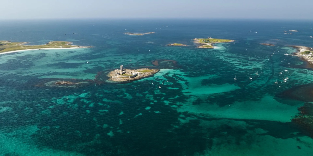 Archipel des Glenan - vue aerienne lagon turquoise