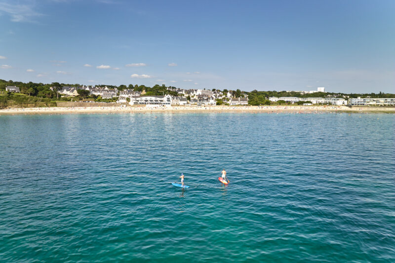 Vue aérienne par drone de la plage des Sables Blancs à Concarneau