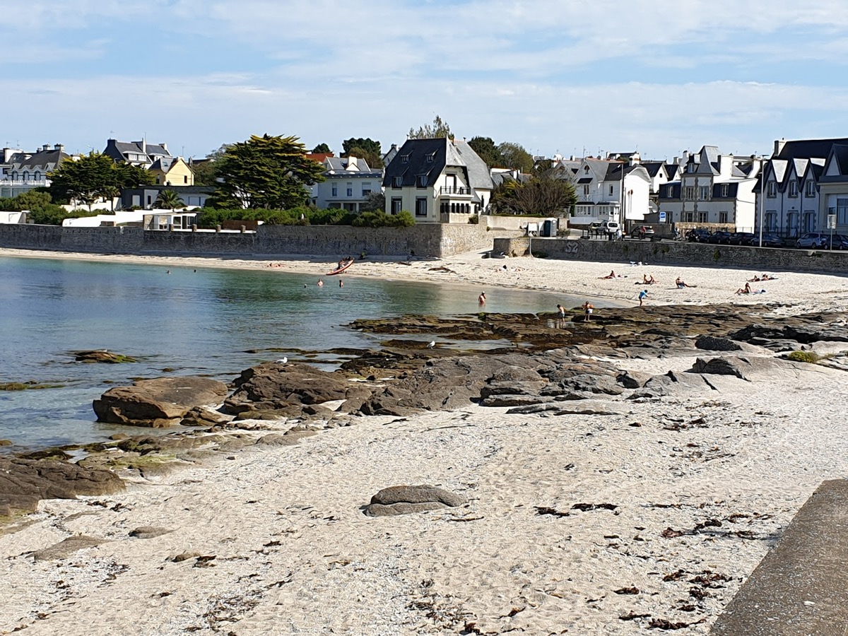 Plage de Cornouaille Concarneau, vue sur le port de pêche et les bateaux