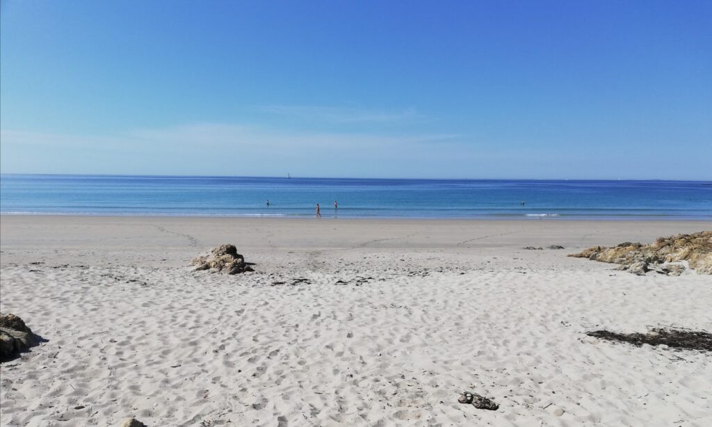 Plage de Kersidan sable fin blanc en été, Trégunc Finistère