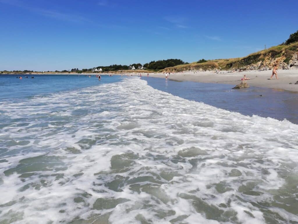 Plage de Kersidan avec vue sur l'île Raguénez au large