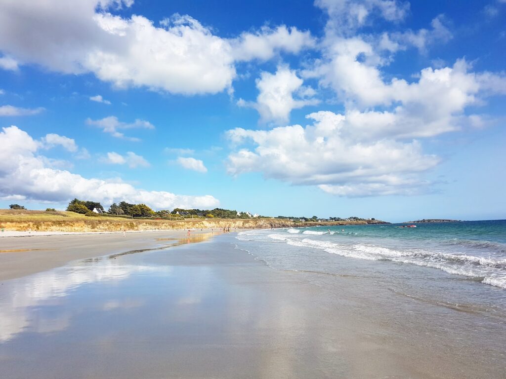 Plage de la Baleine sable blanc fin en été, Trévignon