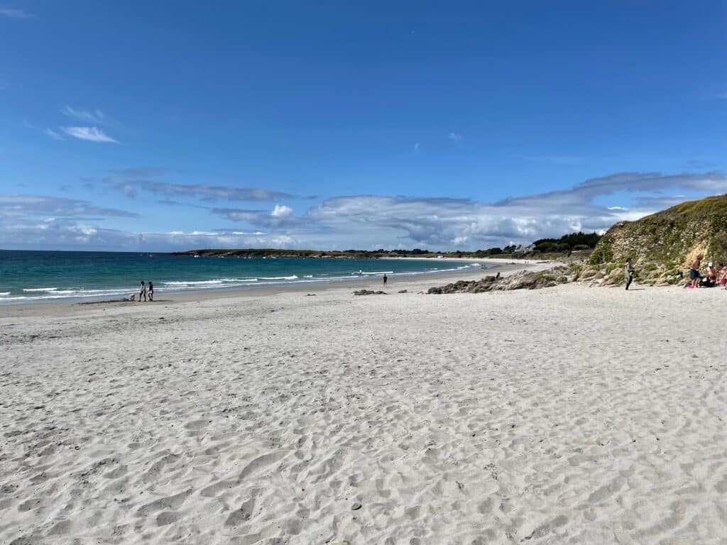 Eaux turquoise de la plage de la Baleine au pied du phare de Trévignon