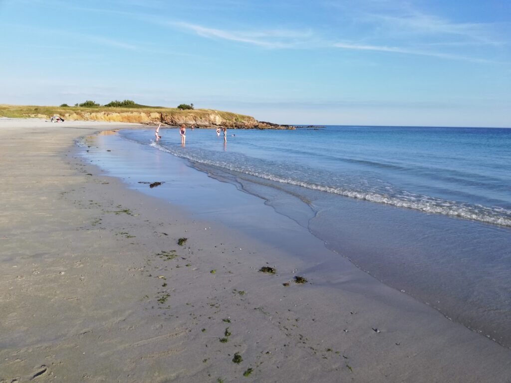 Plage de Don à Trégunc, vue panoramique sable fin et mer calme