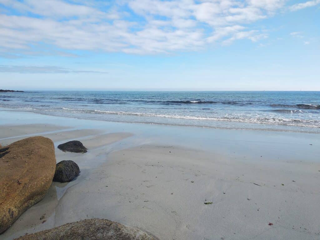 Eaux calmes de la plage de Don, idéale pour les familles