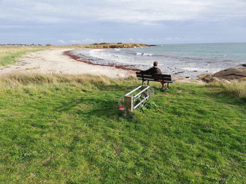 Rochers de granit et sable fin à la plage de Don, Trégunc