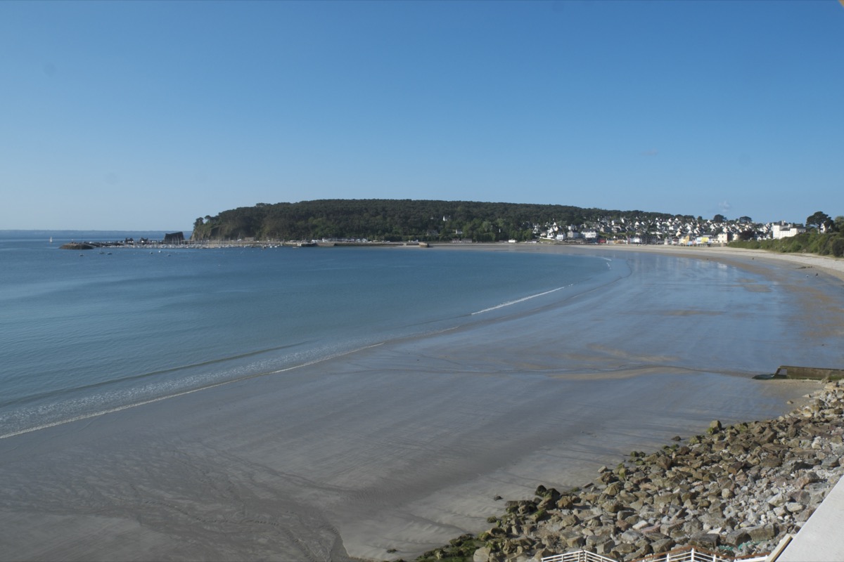 Plage de Morgat à Crozon, vue générale en été