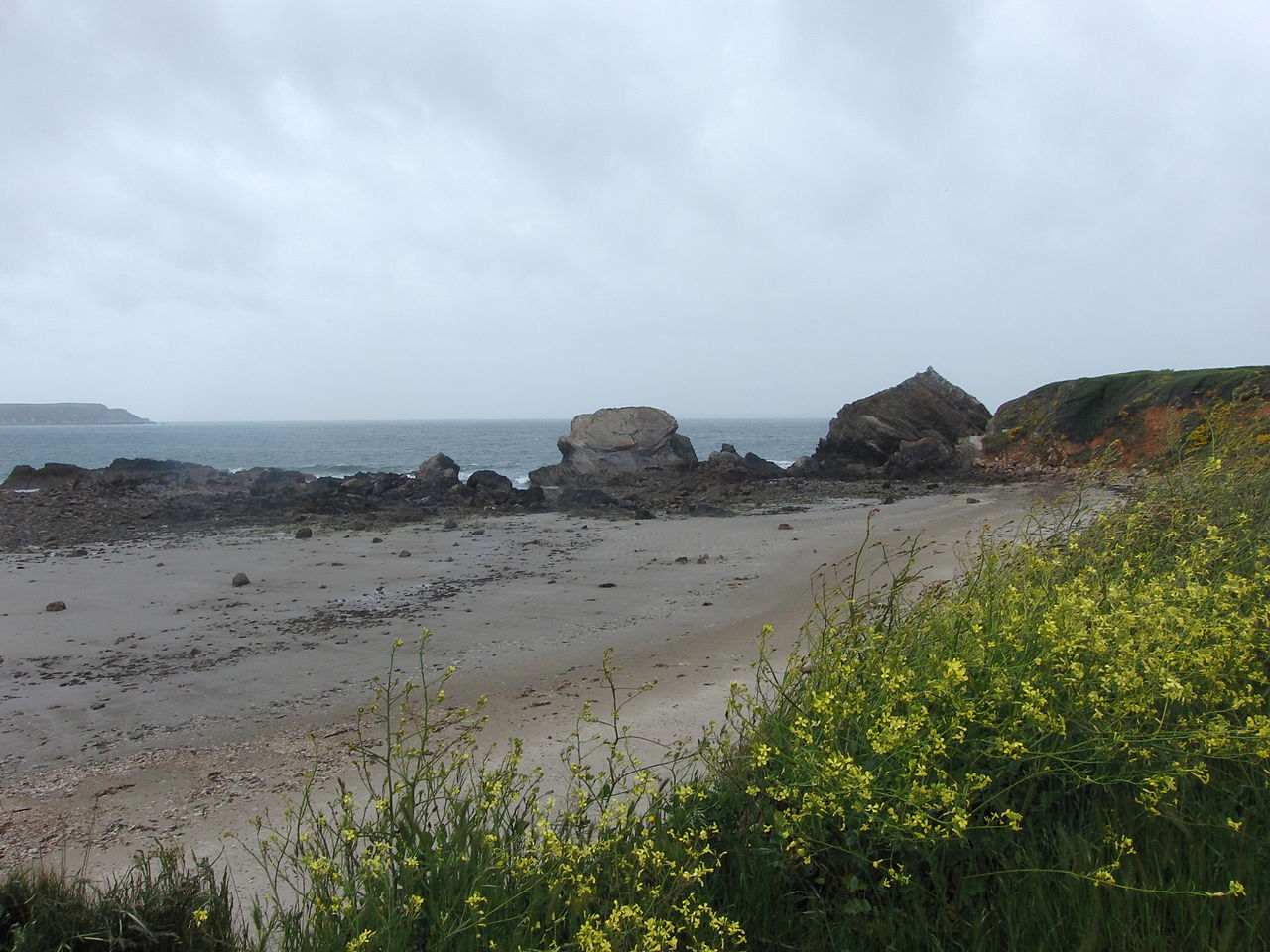 Plage de Pen Hat à Crozon, falaises et sable