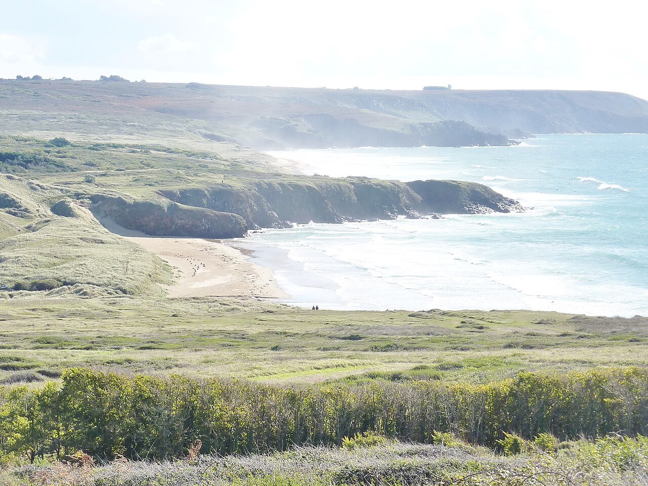 Plage de la Palue côté sud, sable fin et falaises sauvages