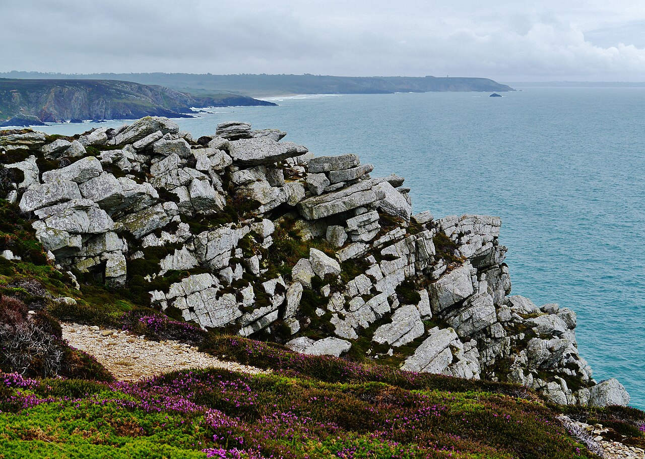 Pointe de Dinan vue depuis la plage de la Palue