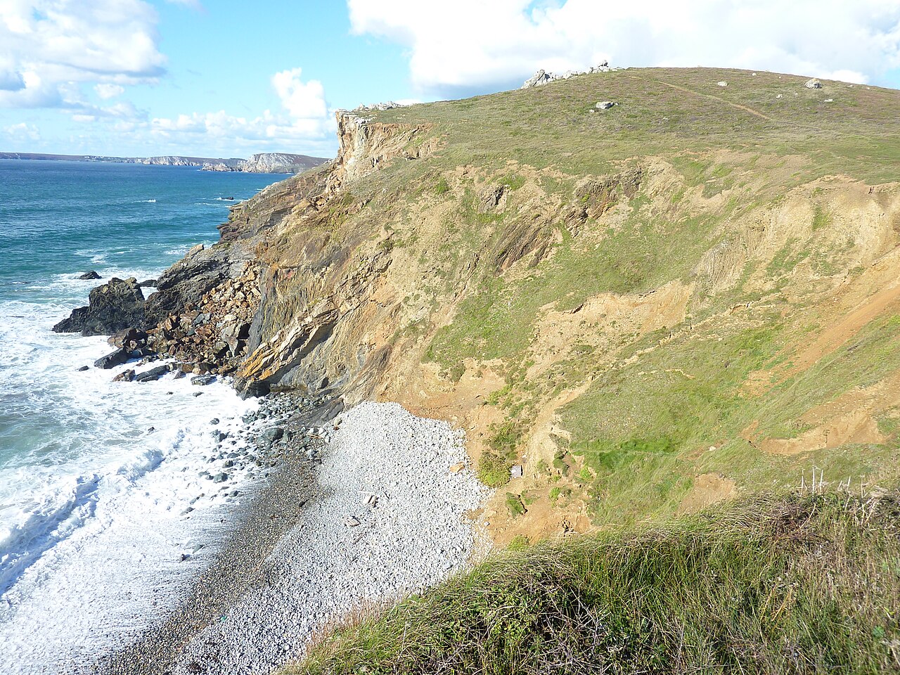 Lostmarc'h falaise et plage, roches colorées et sable fin