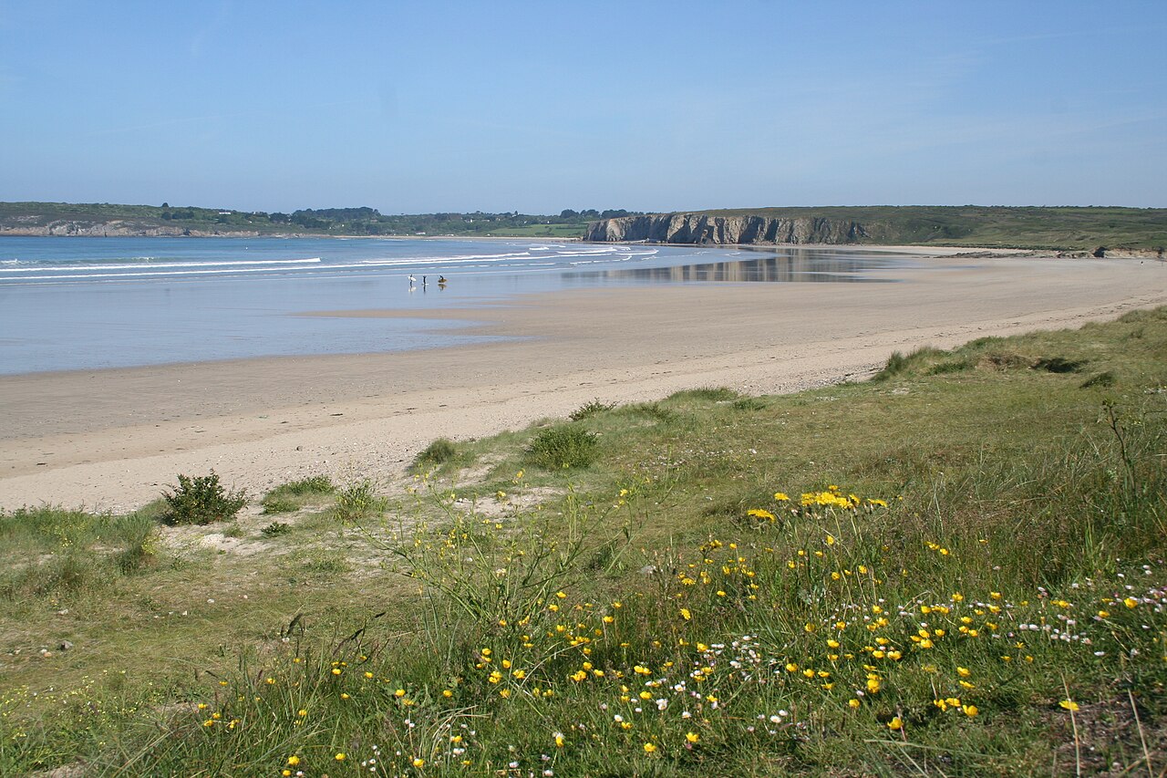 Plage de Goulien à Crozon, sable fin et falaises sauvages