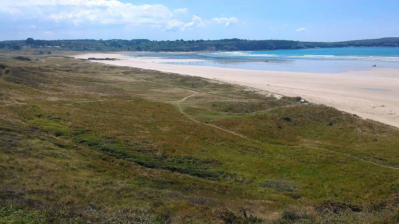 Château de Dinan, arche rocheuse naturelle vue depuis la plage de Goulien