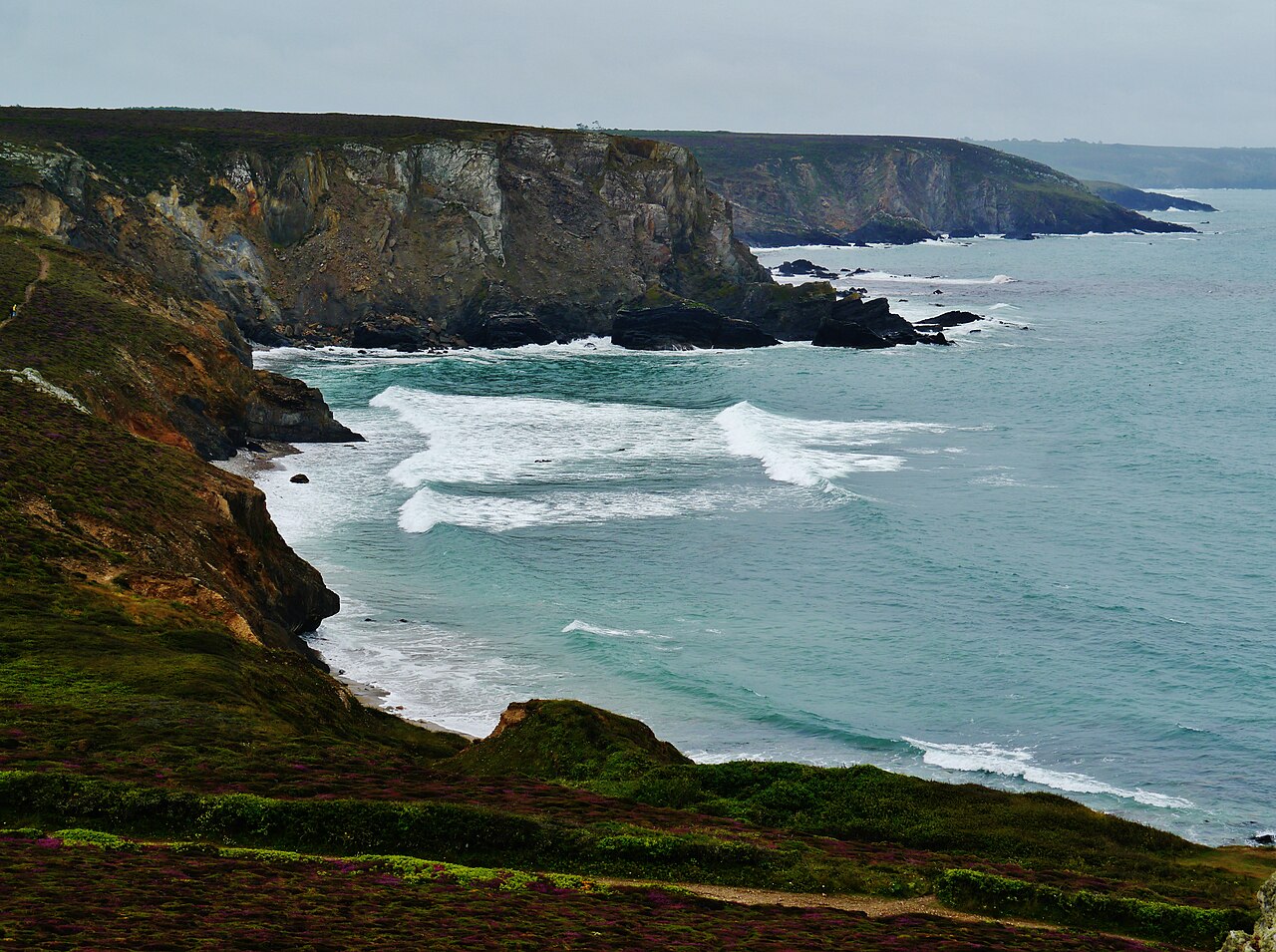 Sentier côtier GR34 surplombant la plage de Goulien et le Château de Dinan
