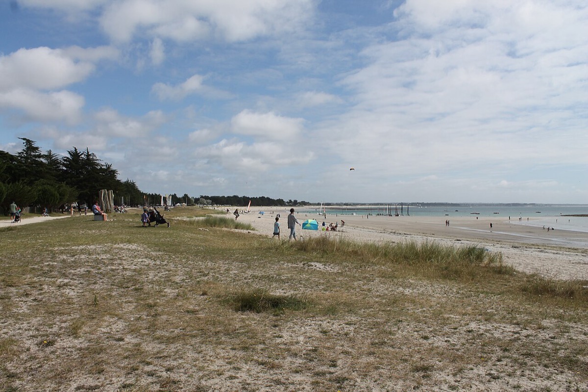 Plage du Sillon Île-Tudy, sable blanc et eaux turquoise en été
