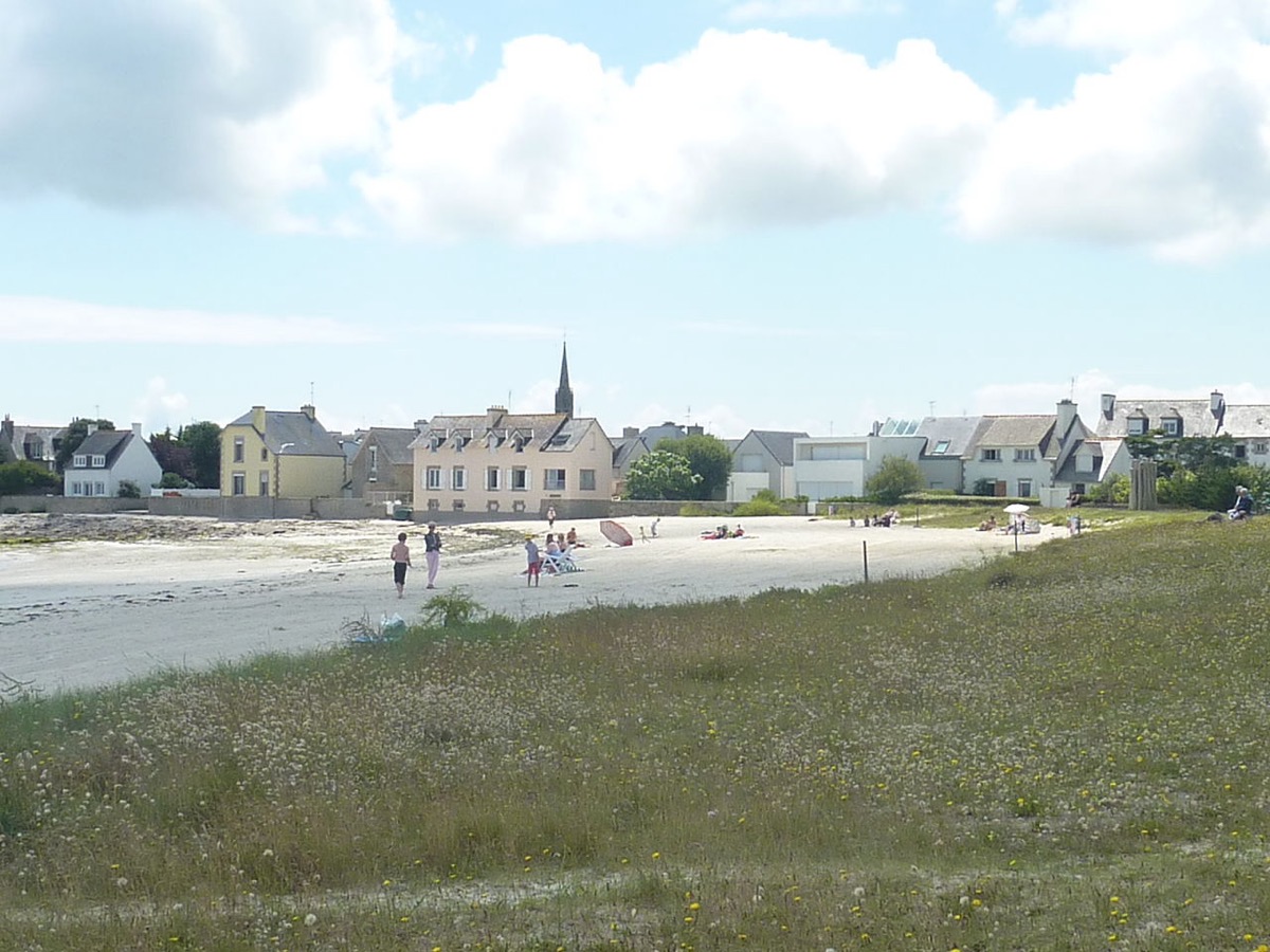 Le bourg d'Île-Tudy vu depuis la grande plage du Sillon