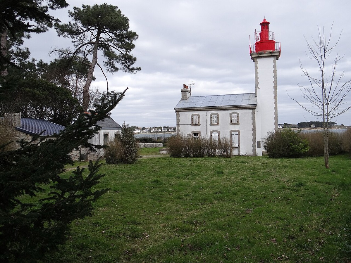Vue de Sainte-Marine et ses maisons néobretonnes