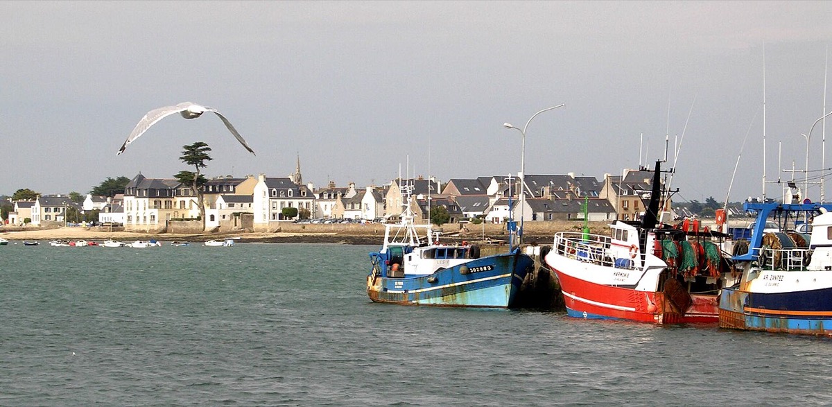 Île-Tudy vue depuis Loctudy, panorama sur le cordon littoral