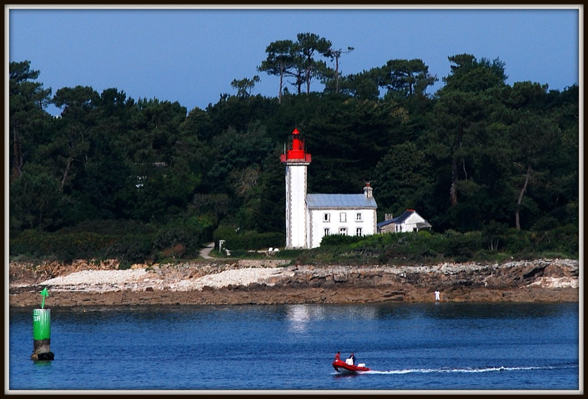 Phare de la pointe de Combrit vu depuis la mer
